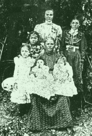Mary Phagan's mother, Fannie Phagan Coleman (center), with her family in Atlanta, 1902. She holds Mary (right) and another child. Mary Phagan's older sister, Ollie Mae, stands at front left.