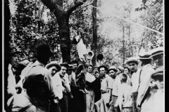 crowd-mills-around-lynching-of-leo-frank