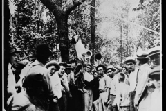 crowd-mills-around-lynching-of-leo-frank