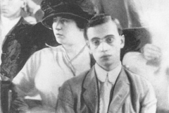 defensive-leo-frank-in-front-with-lucille-selig-at-trial